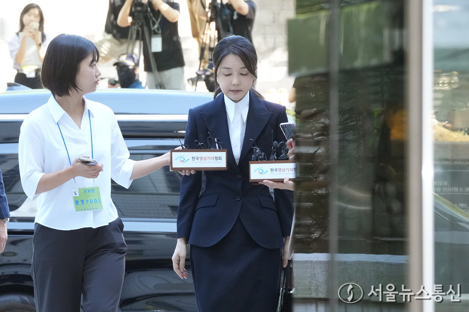 자본시장과 금융투자업에 관한 법률 위반, 정치자금법 위반, 특정범죄 가중처벌 등에 관한 법률 위반(알선수재) 등의 혐의를 받는 윤석열 전 대통령 부인 김건희 씨가 12일 오전 서울 서초구 서울중앙지법에서 열린 구속 전 피의자 심문(영장실질심사)에 출석하고 있다. (2025.08.12) / 사진 = 공동취재