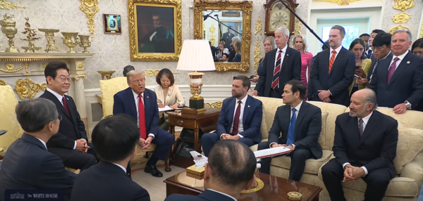 이재명 대통령이 25일(현지시간) 미국 워싱턴DC 백악관 오벌오피스에서 도널드 트럼프 미국 대통령과 한미 정상회담을 하고 있다. 사진=백악관 유튜브 영상 캡처