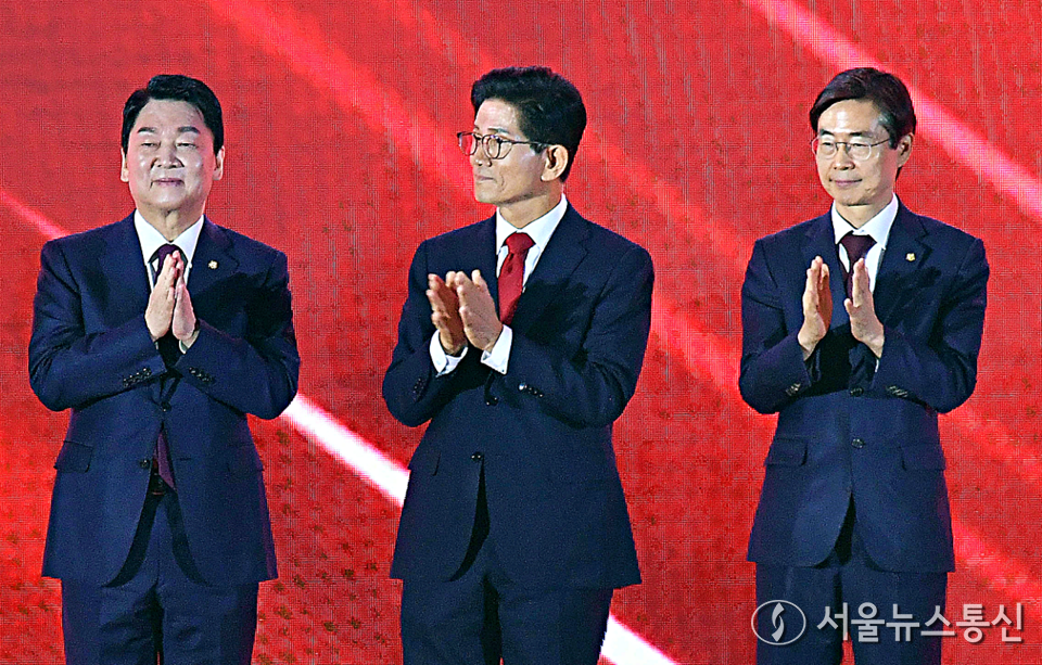 안철수(왼쪽부터), 김문수, 조경태 국민의힘 당대표 후보가 22일 충북 청주시 오스코에서 열린 제6차 전당대회에서 박수를 치고 있다. (2025.08.22) / 사진 = 서울뉴스통신 이민희 기자
