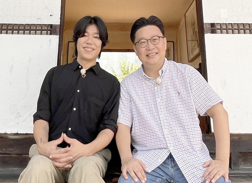 심우장에서 기념촬영하는 싱어송라이터 이상순(좌)과 서경덕 교수 (사진=서경덕교수팀 제공) 2025.08.28, snakorea.rc@gmail.com , *재판매 및 DB 금지