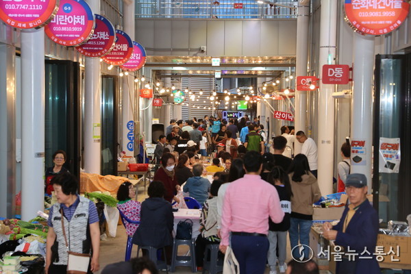 가구소득이 8분기 연속 증가세를 이어갔지만, 고물가와 경기 부진으로 실질소득은 제자리걸음을 하면서 가계의 소비 여력이 악화된 것으로 나타났다. (전통시장-2025.07.29) / 사진 = 해남군