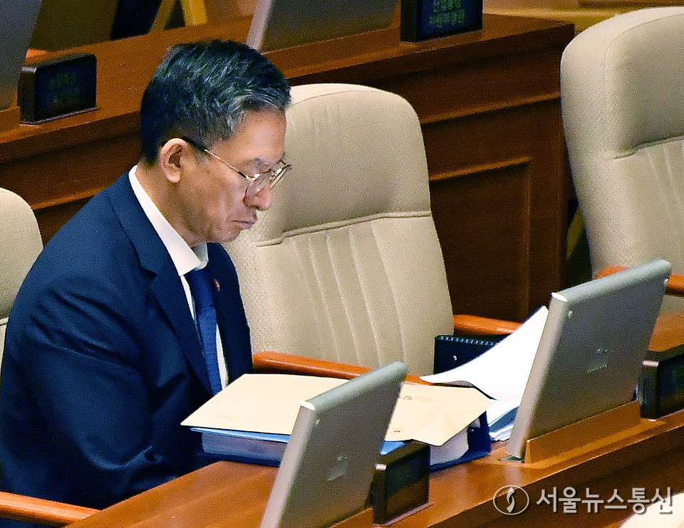 정성호 법무부 장관이 25일 오전 서울 여의도 국회 본회의에서 주진우 국민의힘 의원의 상법 일부개정법률안(2차 상법 개정안)에 대한 무제한토론(필리버스터)을 듣고 있다. (2025.08.25) / 사진 = 서울뉴스통신 신현성 기자