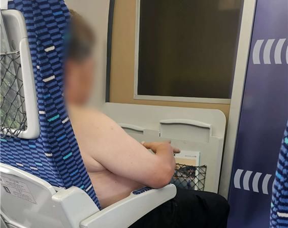 KTX 상의 탈의 빌런 (사진=보배드림 갈무리) 2025.08.29, snakorea.rc@gmail.com , *재판매 및 DB 금지