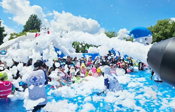부산시는 6년 만에 재개장한 '삼락생태공원 어린이 물놀이장'이 7월 29일부터 지난 24일까지 27일간 운영된 결과, 총 7만여 명의 시민이 방문하며 큰 호응을 얻었고, 안전사고 없이 성황리에 마무리되었다고 밝혔다.