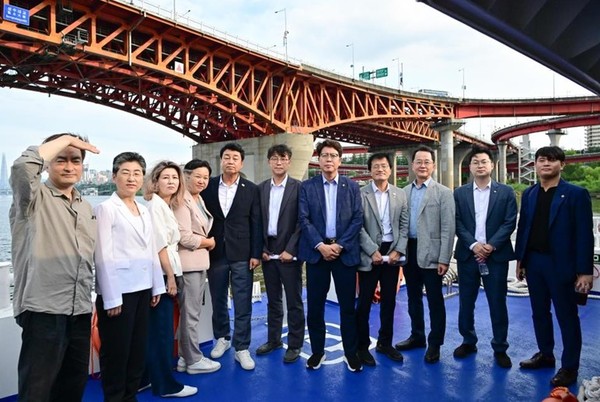 이번 현장점검에는 성흠제 더불어민주당 대표의원, 김인제 서울시의회 부의장을 비롯해 더불어민주당 소속 10여 명의 시의원과 함께 박주민(은평갑), 김동아(서대문갑) 국회의원이 동참했다. 사진제공 서울시의회 2025.08.31, snakorea.rc@gmail.com , *재판매 및 DB 금지