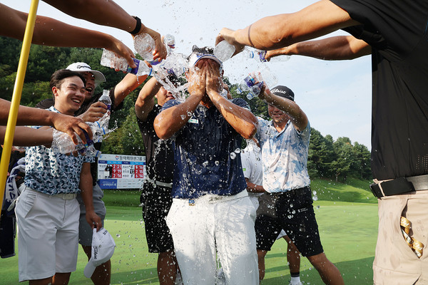 박상현 우승축하 물세레 (사진제공 KPGA) 2025.08.31, snakorea.rc@gmail.com , *재판매 및 DB 금지