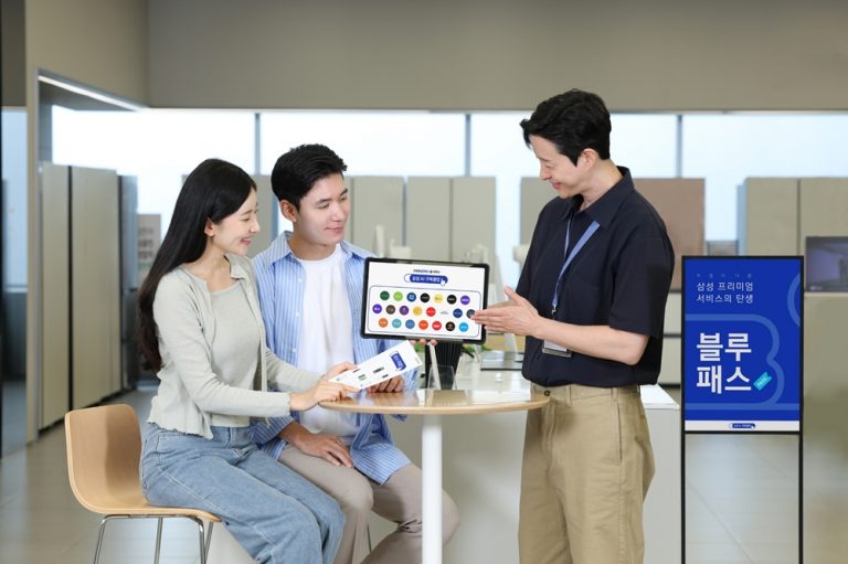 삼성스토어 서초에서 매니저가 방문 고객에게 ‘AI 구독클럽’의 다양한 제휴 혜택을 설명하고 있다. (사진=삼성전자 제공) 2025.09.01, snakorea.rc@gmail.com , *재판매 및 DB 금지