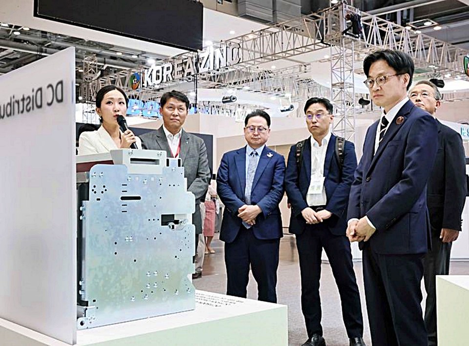 김정관 산업통상자원부 장관이 28일 부산 해운대구 벡스코에서 열린 기후산업국제박람회(WCE) 2025 전시회를 관람하고 있다. (2025.08.28) / 사진=산업통상자원부 제공