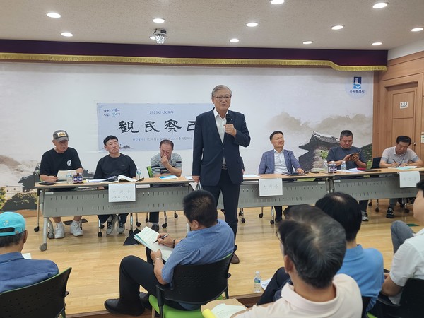 반남박씨 목천공파 박정양 신임 회장이 종원에게 당선 인사를 하고 있다. [사진=반남박씨 종중]