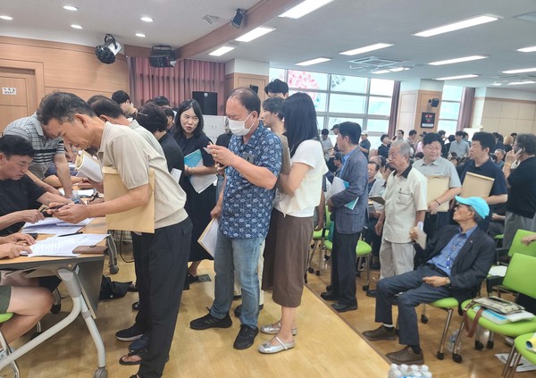 반남박씨 목천공파 종원들이 길게 줄지어 회장 투표를 하고 있다. [사진=반남박씨 종중]