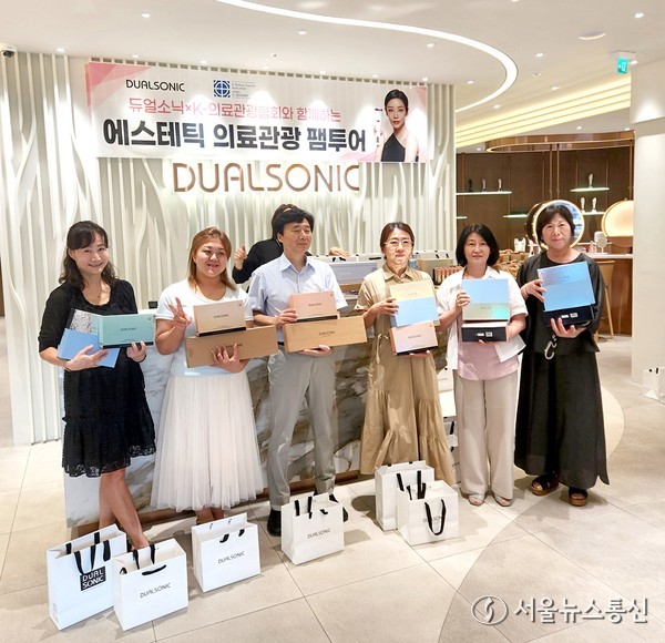 사단법인 K-의료관광협회 서은희 회장은 8월 말 고양컨벤션뷰로에서 기자와 만나 이같이 밝히며, “의료관광 전문인력과 외국인 환자 유치업체를 대상으로, 듀얼소닉과 한국의 프리미엄 에스테틱·미용 홈케어서비스를 직접 소개하는 ‘에스테틱 의료관광 팸투어’를 직접 준비했다”고 말했다. 의료관광 전문 인력들이 기념사진을 찍고 있다. 사진 이민희 기자2025.09.01, snakorea.rc@gmail.com , *재판매 및 DB 금지