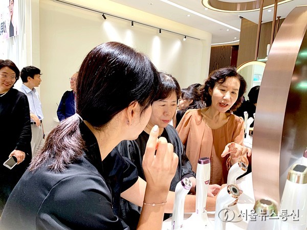 지난달 초 서울 강남구 신사동 소재 듀얼소닉 플래그십 스토어에서 진행된 팸투어에서 참가자들이 최신 홈케어 미용기기 시술 시연과 피부 상태 진단 등을 하고 있다. 사진 이민희 기자 2025.09.01, snakorea.rc@gmail.com , *재판매 및 DB 금지