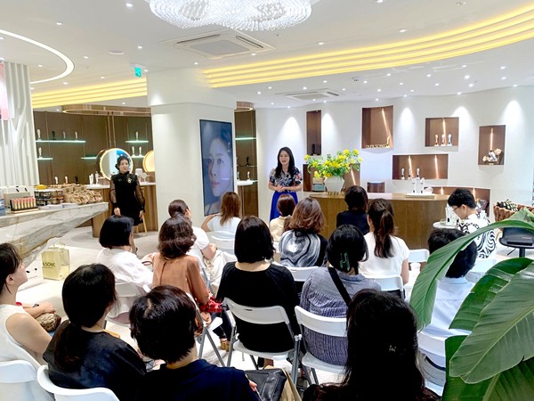 지난달 초 서울 강남구 신사동 소재 듀얼소닉 플래그십 스토어에서 진행된 팸투어에서 참가자들은 최신 홈케어 미용기기 시술 시연과 피부 상태 진단 등을 경험했다. 사진 이민희 기자 2025.09.01, snakorea.rc@gmail.com , *재판매 및 DB 금지