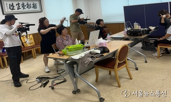 밀양시 상동면 주민이 상동 멋쟁이 화보 촬영을 위해 전문가의 스타일링을 받고 있다.