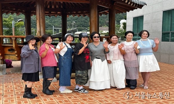 밀양시 상동면 주민들이 상동 멋쟁이 화보 촬영을 마친 뒤 단체기념 촬영을 하고 있다.