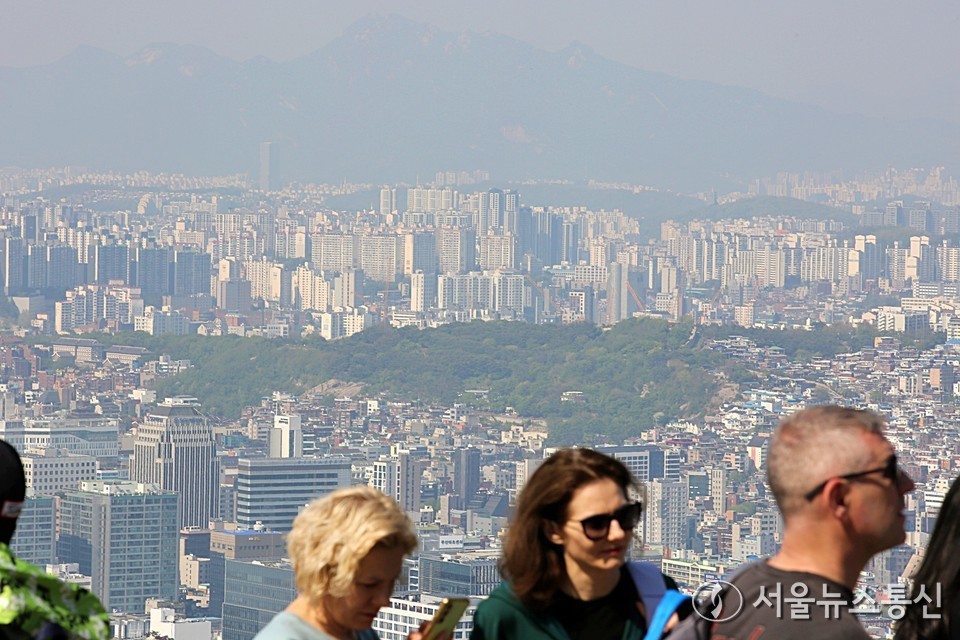 서울 강남구 압구정동 압구정현대 아파트가 정부 규제 시행 직전에 외국인에게 105억원에 매각된 사실이 확인됐다. (사진은 기사와 무관_2025.04.29) / 사진 = 서울뉴스통신 이성현 기자