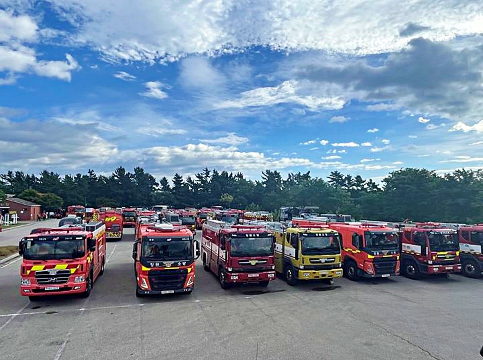 1일 재난사태가 선포됨에 따라 물을 공급하기 위해 강릉북부공설운동장에 소방차들이 집결하고 있다. (2025.09.01) / 사진 = 강원도소방본부 제공