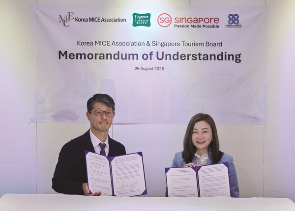 지난 8월 26일 한국MICE협회 신현대 회장(왼쪽)과 싱가포르관광청 멜리사 오우(Melissa Ow) 청장(오른쪽)이 기념사진을 촬영하고 있다. (사진제공 싱가포르관광청) 2025.09.02, snakorea.rc@gmail.com , *재판매 및 DB 금지