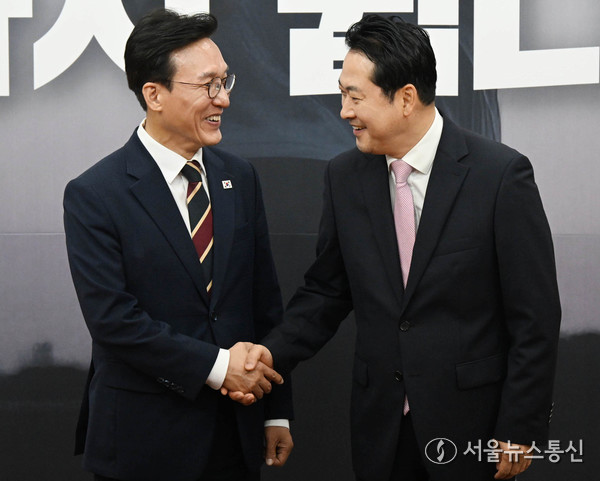  장동혁(오른쪽) 국민의힘 대표가 1일 오전 서울 여의도 국회에서 예방 온 김민석 국무총리와 악수를 하고 있다. (사진 신현성 기자) 2025.09.02, snakorea.rc@gmail.com , *재판매 및 DB 금지