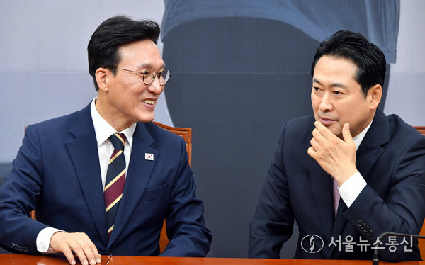 장동혁 국민의힘 대표가 1일 오전 서울 여의도 국회에서 예방 온 김민석 국무총리와 대화하고 있다. 사진 신현성 기자 2025.09.02, snakorea.rc@gmail.com , *재판매 및 DB 금지