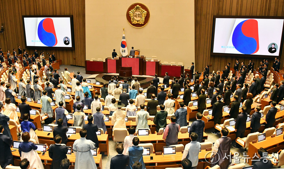 우원식 국회의장과 여야 국회의원, 국무위원들이 1일 서울 여의도 국회에서 열린 제429회 국회(정기회) 개회식에서 국민의례를 하고 있다. 이날 국민의힘 의원들은 한복 대신 상복을 입고 참석했다. (사진=신현성 기자) 2025.09.01, snakorea.rc@gmail.com , *재판매 및 DB 금지