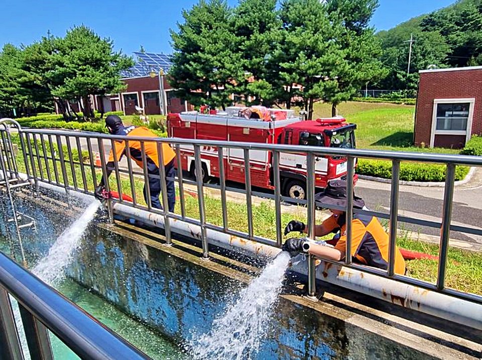 1일 재난사태가 선포된 강릉홍제정수장에 소방차들이 물을 공급하고 있다. (2025.09.01) / 사진 = 강원도소방본부 제공
