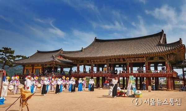 영남루에서 열린 무형유산 상설공연 ‘법흥상원놀이’