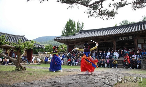 밀양향교에서 열린 선비풍류공연 ‘운심검무’