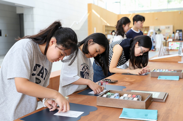 정선, 신윤복, 김홍도, 장승업 등 조선 대가들의 대표작으로 구성된 완성도 높은 전시는 간송의 문화보국 정신과 콜렉션에 대한 관심이 더해져 전국적인 관심을 받았다.