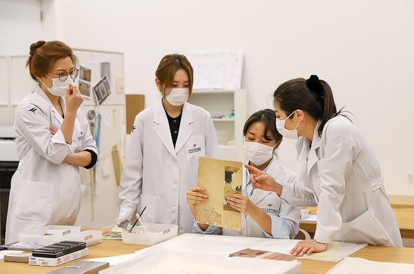 대구간송미술관은 간송미술문화재단이 오랜 시간 축적한 지류문화유산 수리복원 전문성을 지역에 환원하기 위해 지역 3개 기관의 소장품 18건에 대한 수리·복원을 진행 중이다.