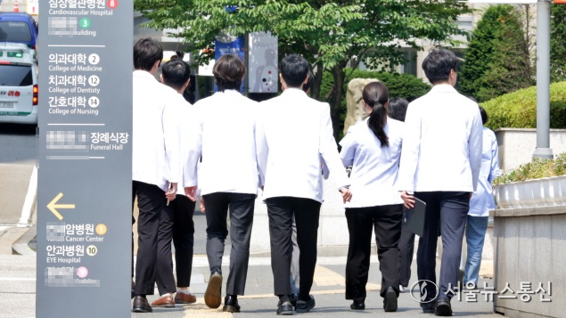 올해 하반기 전공의 모집을 통해 8천명 가까운 인력이 수련병원에 복귀했지만, 인기과와 필수의료 과목 간 충원율 격차는 극심하게 벌어진 것으로 나타났다. 사진은 10일 서울의 한 대형병원에서 의료진이 이동하고 있는 모습. (2024.06.10) / 사진 = 서울뉴스통신 이성현 기자