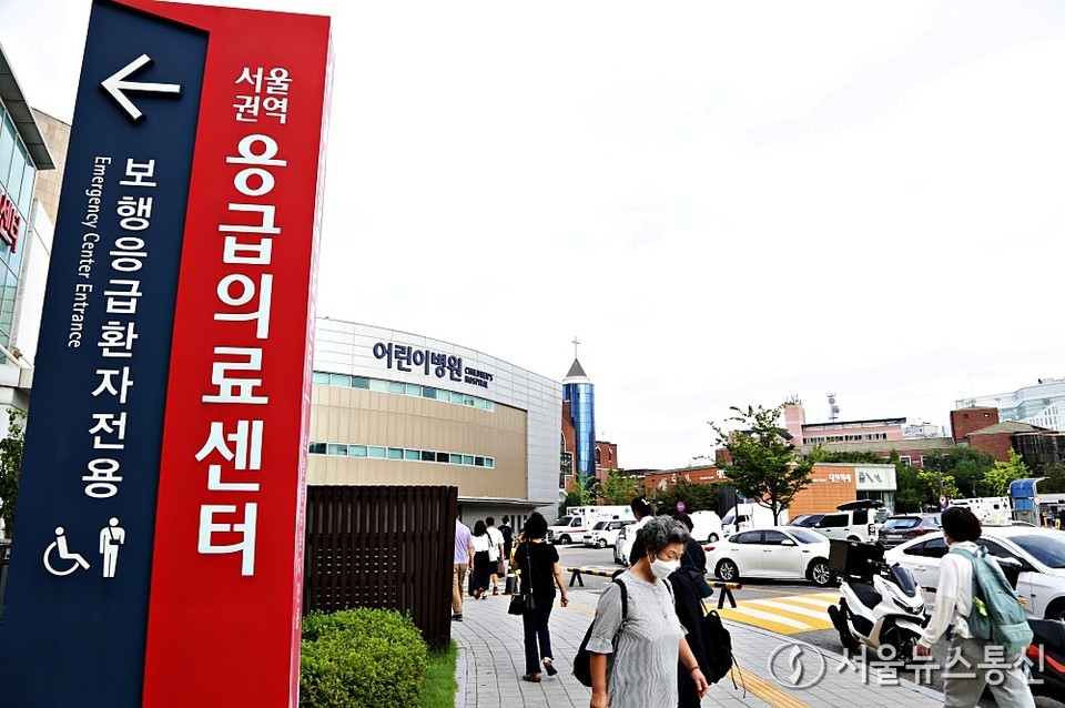 사진은 서울의 한 대학병원 응급의료센터 앞에 진료를 위해서 병원을 찾은 환자 또는 보호자들이 이동하고 있다. (2024.09.02) / 사진 = 서울뉴스통신 이성현 기자