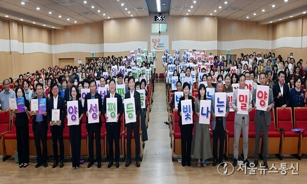 2일 밀양시청 대강당에서 열린 2025년 양성평등주간 기념식 참석자들이 단체 기념 촬영을 하고 있다.