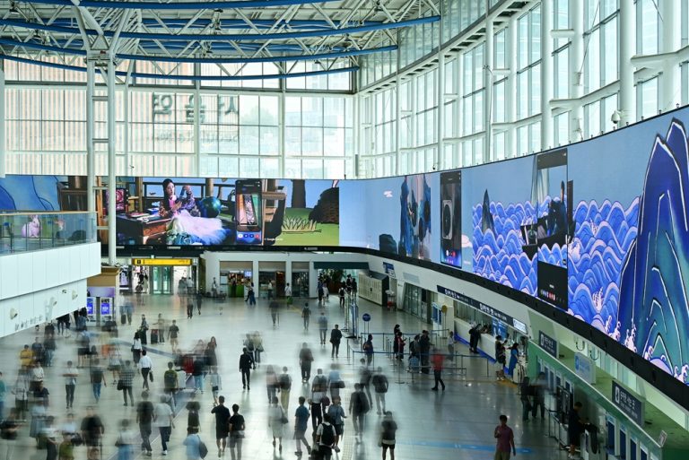 서울역에서 진행하는 ‘갤럭시 Z 폴드7∙Z 플립7’ 초대형 미디어아트 디지털 옥외광고. (사진=삼성전자 제공) 2025.09.03, snakorea.rc@gmail.com , *재판매 및 DB 금지