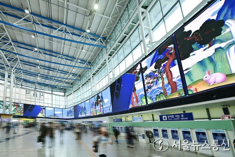 삼성전자가 서울역을 시작으로 서울 주요 랜드마크에서 ‘갤럭시 Z 폴드7 ·Z 플립7’을 주제로 한 초대형 미디어아트 디지털 옥외광고(DOOH)를 선보인다고 3일 밝혔다. 사진은 서울역에서 진행하는 ‘갤럭시 Z 폴드7∙Z 플립7’ 초대형 미디어아트 디지털 옥외광고 모습. (사진=삼성전자 제공) 2025.09.03, snakorea.rc@gmail.com , *재판매 및 DB 금지