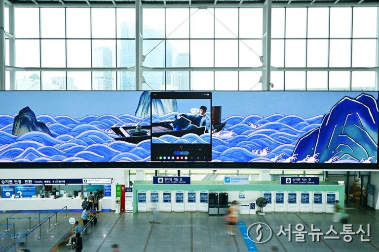 삼성전자가 서울역을 시작으로 서울 주요 랜드마크에서 ‘갤럭시 Z 폴드7 ·Z 플립7’을 주제로 한 초대형 미디어아트 디지털 옥외광고(DOOH)를 선보인다고 3일 밝혔다. 사진은 서울역에서 진행하는 ‘갤럭시 Z 폴드7∙Z 플립7’ 초대형 미디어아트 디지털 옥외광고의 ‘생성형 편집’ 활용 장면. (사진=삼성전자 제공) 2025.09.03, snakorea.rc@gmail.com , *재판매 및 DB 금지
