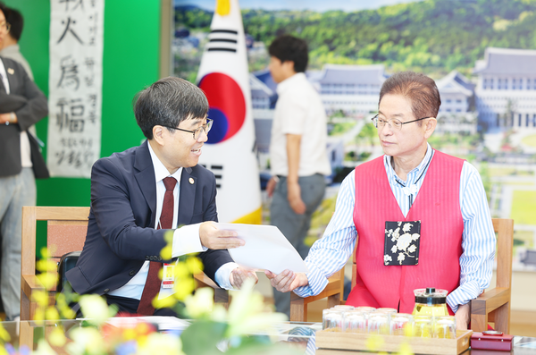 이철우 도지사는 3일 도청에서 진행된 인터뷰를 통해 단체 관광객 무비자 허용에 맞춘 중국인 관광객 유치 방안, 10월 개최되는 APEC 정상회의에 대한 준비 상황 등을 직접 소개했다.