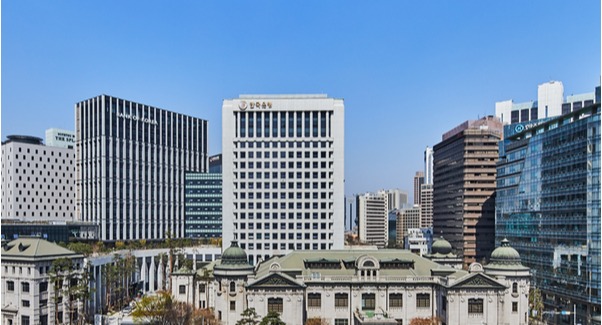 한국은행 금융통화위원회는 25일 "올해 고용시장 수요가 둔화하고 공급이 확대되면서, 물가 압력이 낮아질 것"으로 예상했다. (한국은행 전경) / 사진 = 한국은행 제공