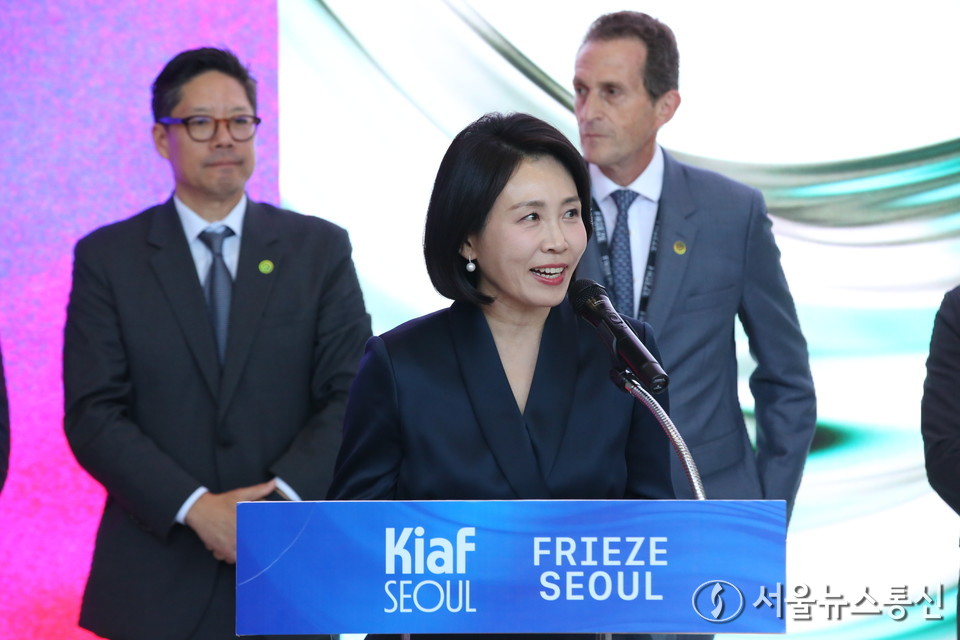 이재명 대통령 부인 김혜경 여사가 3일 서울 강남구 코엑스에서 열린 국내최대 아트페어 '키아프 서울(Kiaf SEOUL)'과 세계 3대 아트페어 '프리즈 서울(FRIEZE SEOUL)' 개막식에 참석해 축사를 하고 있다. (사진=이성현 기자) 2025.09.03, snakorea.rc@gmail.com , *재판매 및 DB 금지