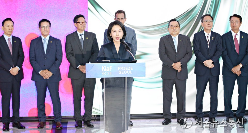 이재명 대통령 부인 김혜경 여사가 3일 서울 강남구 코엑스에서 열린 국내최대 아트페어 '키아프 서울(Kiaf SEOUL)'과 세계 3대 아트페어 '프리즈 서울(FRIEZE SEOUL)' 개막식에 참석해 축사를 하고 있다. (사진=이성현 기자) 2025.09.03, snakorea.rc@gmail.com , *재판매 및 DB 금지