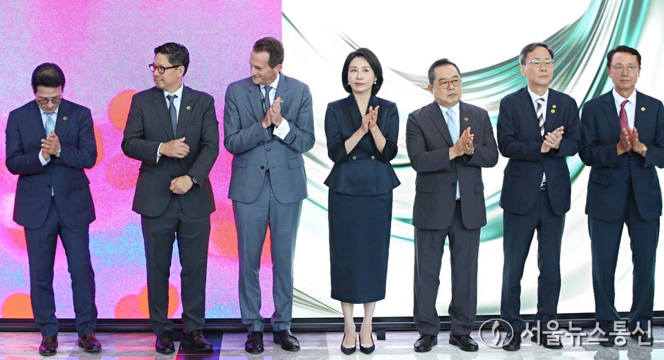 3일 서울 강남구 코엑스에서 열린 국내최대 아트페어 '키아프 서울(Kiaf SEOUL)'과 세계 3대 아트페어 '프리즈 서울(FRIEZE SEOUL)' 개막식에서 내빈들이 기념촬영을 하고 있다. 왼쪽부터 정병국 한국문화예술위원회 위원장, 패트릭 리 프리즈 서울 대표, 사이먼 폭스 프리즈 CEO, 김혜경 여사, 구자열 키아프 조직위원장, 김영수 문화체육관광부 차관, 사단법인 한국화랑협회 이성훈 회장. (사진=이성현 기자) 2025.09.03, snakorea.rc@gmail.com , *재판매 및 DB 금지