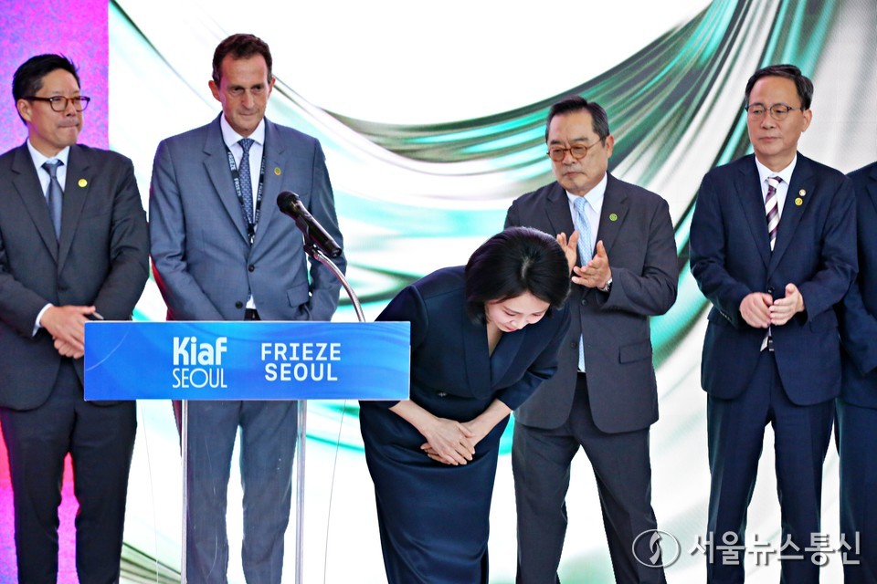 이재명 대통령 부인 김혜경 여사가 3일 서울 강남구 코엑스에서 열린 국내최대 아트페어 '키아프 서울(Kiaf SEOUL)'과 세계 3대 아트페어 '프리즈 서울(FRIEZE SEOUL)' 개막식에 참석해 인사하고 있다. (사진=이성현 기자) 2025.09.03, snakorea.rc@gmail.com , *재판매 및 DB 금지