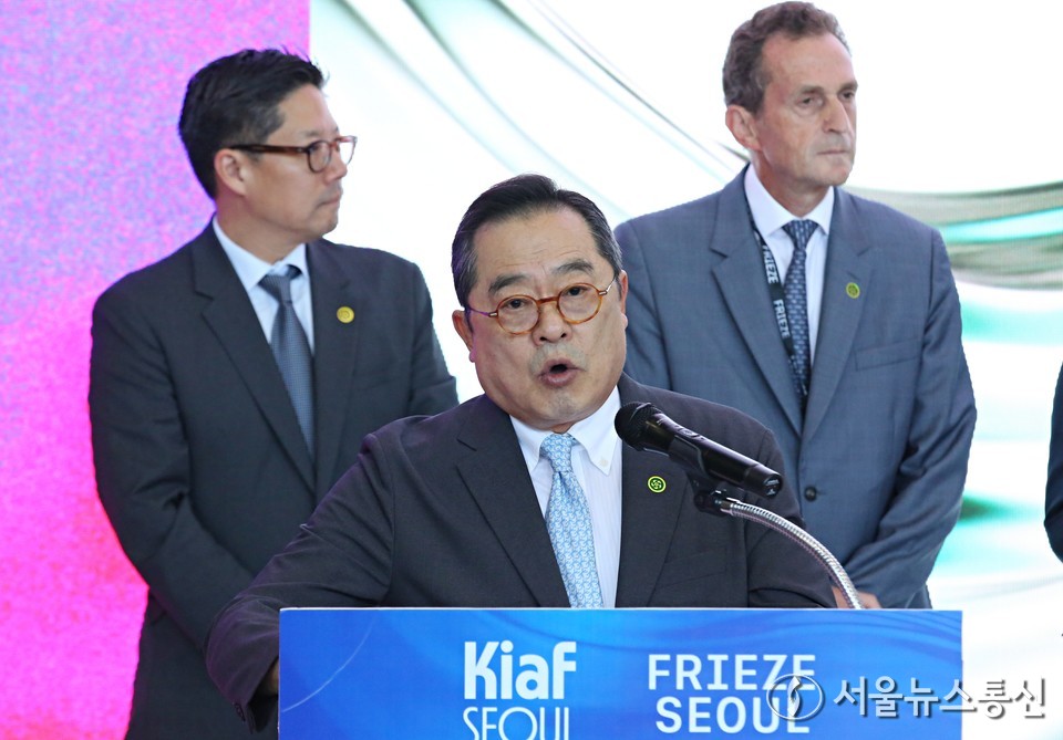  Kiaf 조직위원장 구자열 LS 홀딩스 이사회 의장이 3일 서울 강남구 코엑스에서 열린 국내최대 아트페어 '키아프 서울(Kiaf SEOUL)'과 세계 3대 아트페어 '프리즈 서울(FRIEZE SEOUL)' 개막식에 참석해 개회사를 하고 있다. (사진=이성현 기자) 2025.09.03, snakorea.rc@gmail.com , *재판매 및 DB 금지