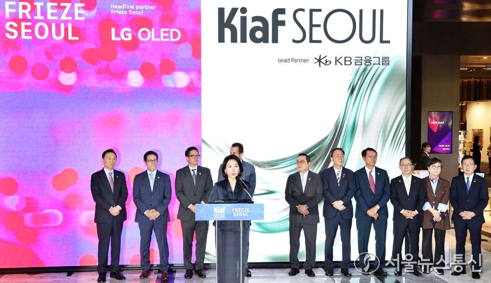 이재명 대통령 부인 김혜경 여사가 3일 서울 강남구 코엑스에서 열린 국내최대 아트페어 '키아프 서울(Kiaf SEOUL)'과 세계 3대 아트페어 '프리즈 서울(FRIEZE SEOUL)' 개막식에 참석해 축사를 하고 있다. (사진=이성현 기자) 2025.09.03, snakorea.rc@gmail.com , *재판매 및 DB 금지