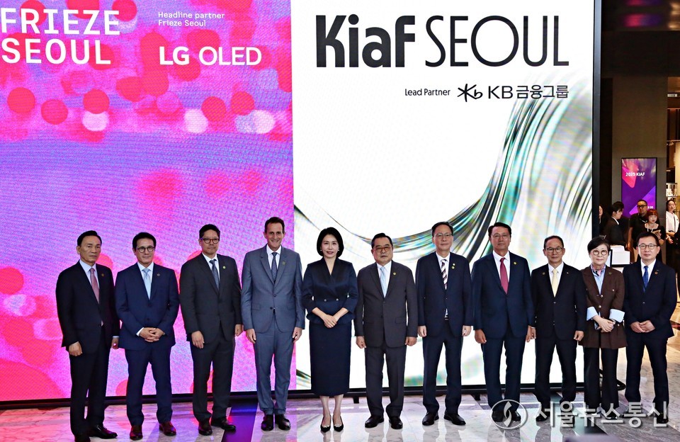 3일 서울 강남구 코엑스에서 열린 국내최대 아트페어 '키아프 서울(Kiaf SEOUL)'과 세계 3대 아트페어 '프리즈 서울(FRIEZE SEOUL)' 개막식에서 내빈들이 기념촬영을 하고 있다. 왼쪽부터 조성명 강남구청장, 정병국 한국문화예술위원회 위원장, 패트릭 리 프리즈 서울 대표, 사이먼 폭스 프리즈 CEO, 김혜경 여사, 구자열 키아프 조직위원장, 김영수 문화체육관광부 차관, 사단법인 한국화랑협회 이성훈 회장, 양종희 KB금융그룹 회장, 김성희 국립현대미술관장, 조상현 코엑스 사장. (사진=이성현 기자) 2025.09.03, snakorea.rc@gmail.com , *재판매 및 DB 금지