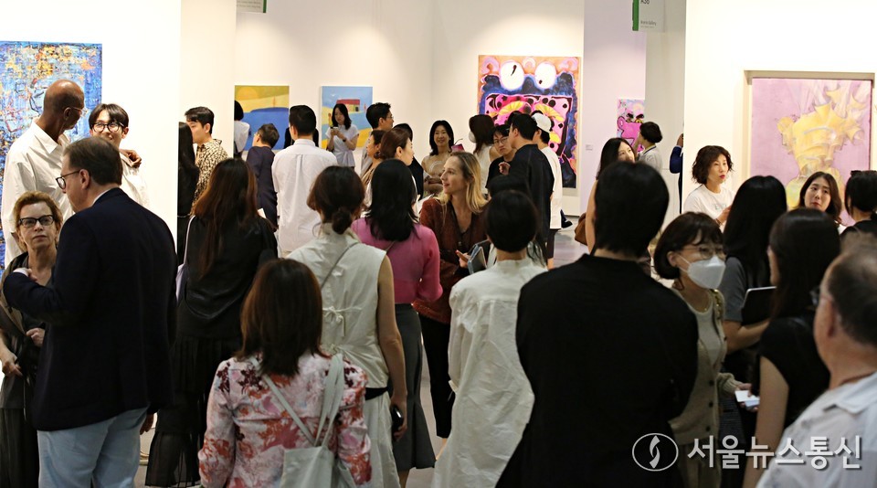 3일 서울 강남구 코엑스에서 열린 글로벌 아트페어 '프리즈 서울 2025' VIP 프리뷰 데이를 찾은 관람객들이 전시장을 둘러보고 있다. (사진=이성현 기자) 2025.09.03, snakorea.rc@gmail.com , *재판매 및 DB 금지