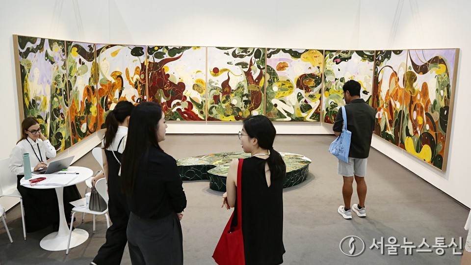 3일 서울 강남구 코엑스에서 열린 글로벌 아트페어 '프리즈 서울 2025' VIP 프리뷰 데이를 찾은 관람객들이 전시장을 둘러보고 있다. (사진=이성현 기자) 2025.09.03, snakorea.rc@gmail.com , *재판매 및 DB 금지