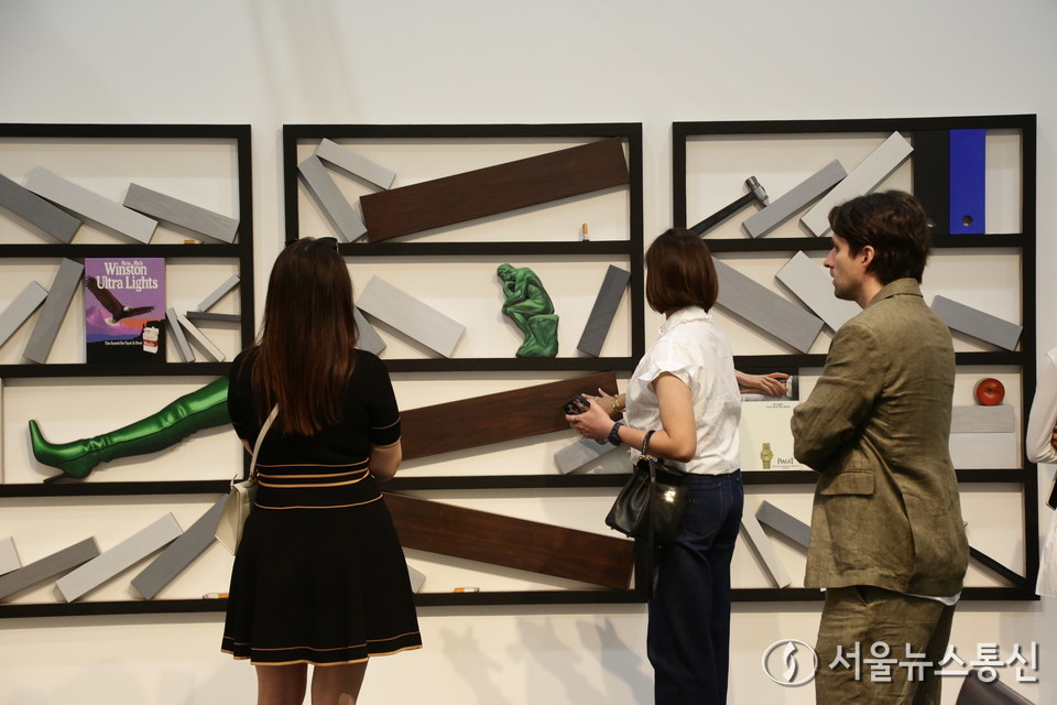 3일 서울 강남구 코엑스에서 열린 글로벌 아트페어 '프리즈 서울 2025' VIP 프리뷰 데이를 찾은 관람객이 전시장을 둘러보고 있다. (사진=이성현 기자) 2025.09.03, snakorea.rc@gmail.com , *재판매 및 DB 금지