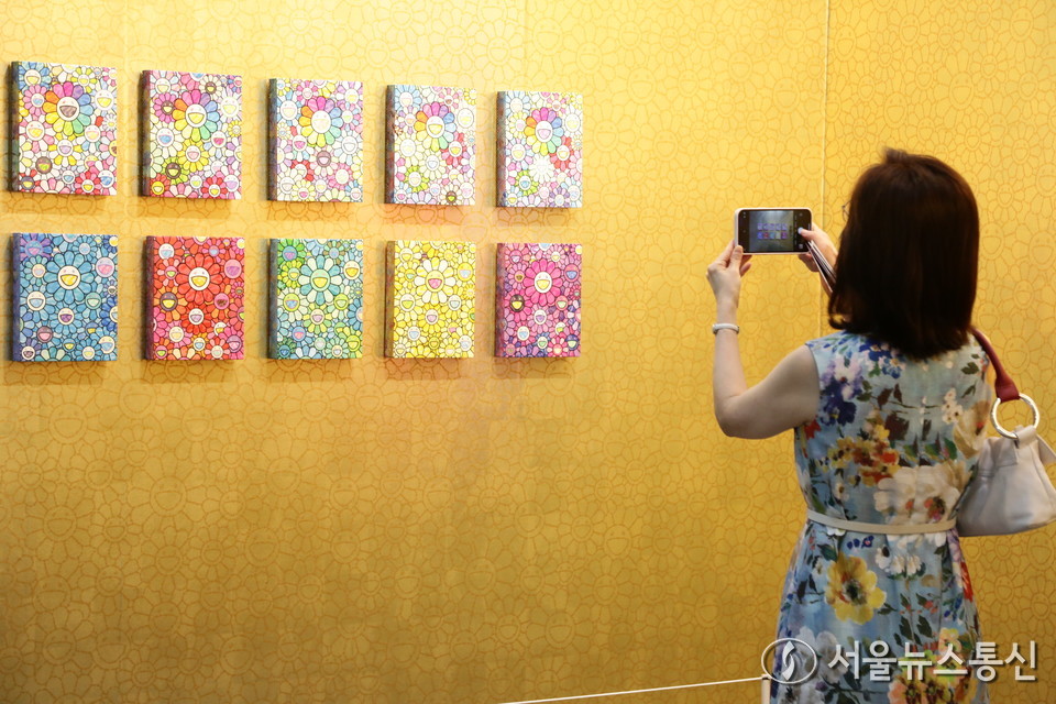 3일 서울 강남구 코엑스에서 열린 글로벌 아트페어 '프리즈 서울 2025' VIP 프리뷰 데이를 찾은 관람객이 전시장을 둘러보고 있다. (사진=이성현 기자) 2025.09.03, snakorea.rc@gmail.com , *재판매 및 DB 금지