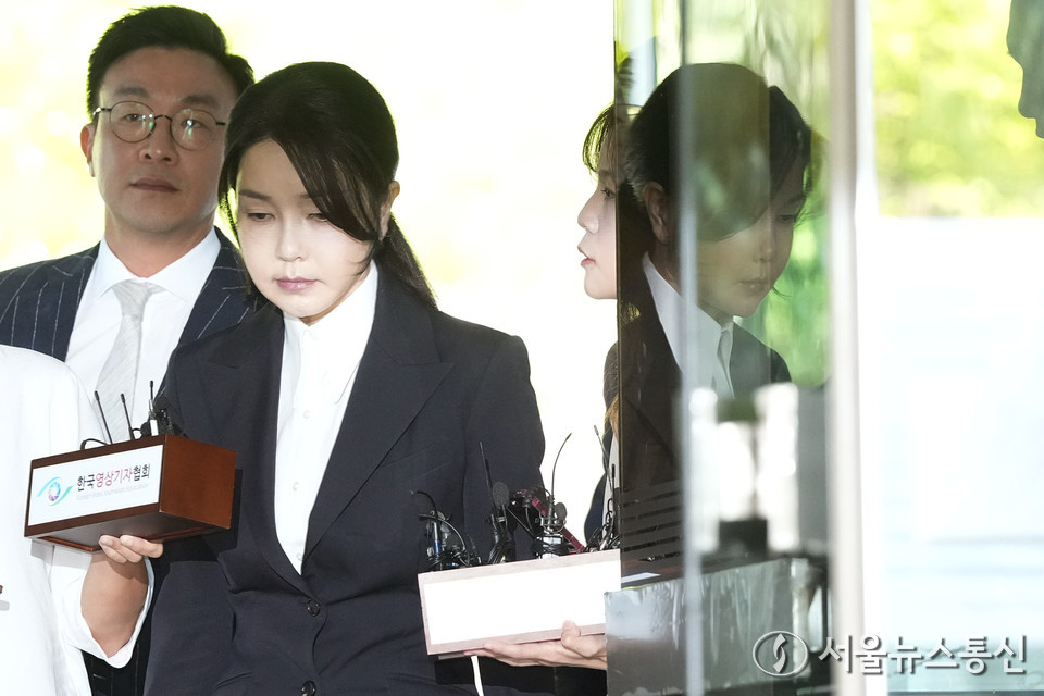 자본시장과 금융투자업에 관한 법률 위반, 정치자금법 위반, 특정범죄 가중처벌 등에 관한 법률 위반(알선수재) 등의 혐의를 받는 윤석열 전 대통령 부인 김건희 여사가 12일 오전 서울 서초구 서울중앙지법에서 열린 구속 전 피의자 심문(영장실질심사)에 출석하고 있다. (2025.08.12) / 사진 = 공동취재